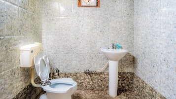 Deluxe Suite | Bathroom | Shower, towels, soap, shampoo