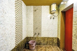 Suite Deluxe | Baño | Ducha, toallas, jabón y champú