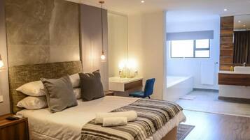 Studio Suite Comfort | Meja kerja, ruang kerja ramah laptop, dan Wi-Fi gratis