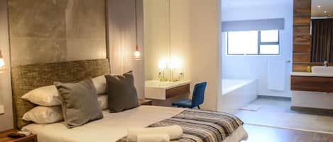 Comfort Studio Suite | Desk, laptop workspace, free WiFi