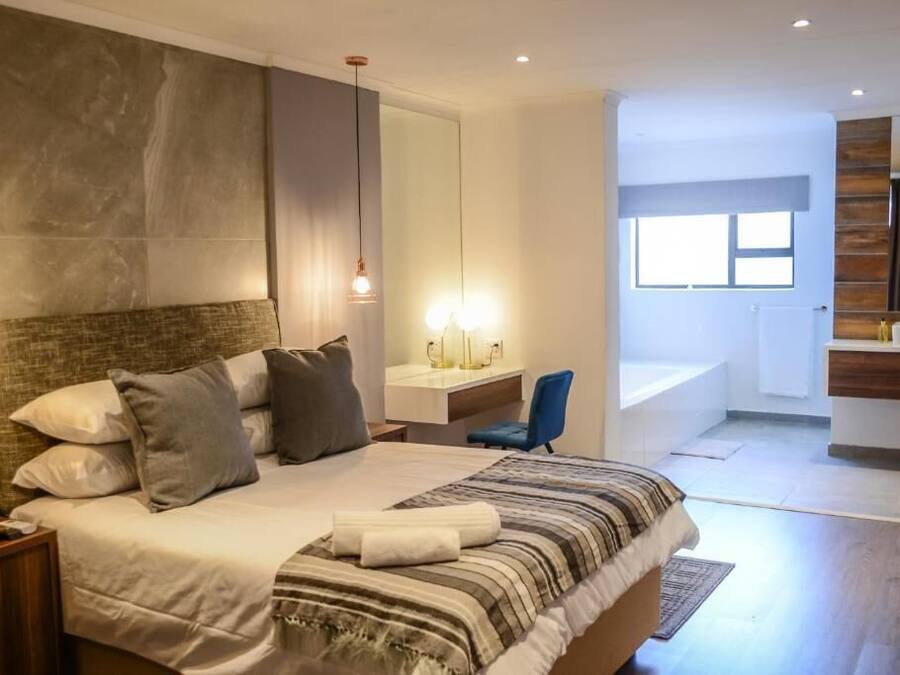 Comfort Studio Suite | Desk, laptop workspace, free WiFi