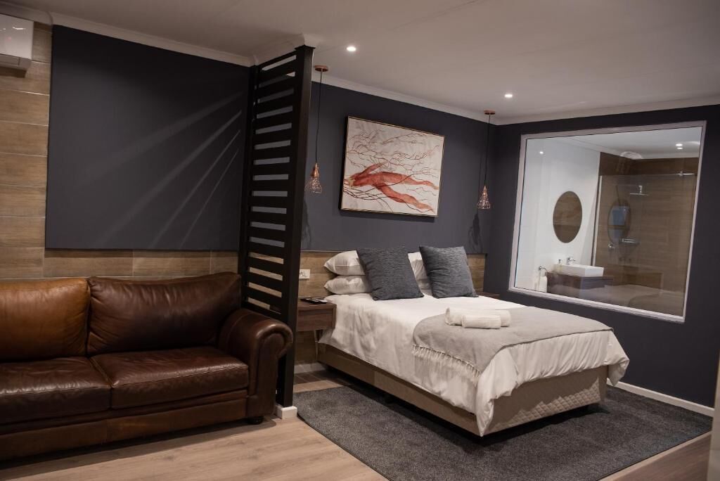 Comfort Studio Suite | Desk, laptop workspace, free WiFi
