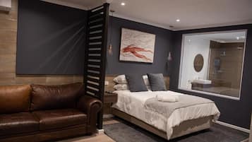 Comfort Studio Suite | Desk, laptop workspace, free WiFi