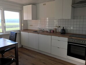Fridge, oven, stovetop, dishwasher - Large 120sqm apartment in a quiet, secluded location in the countryside with garden/loggia (Estorf)