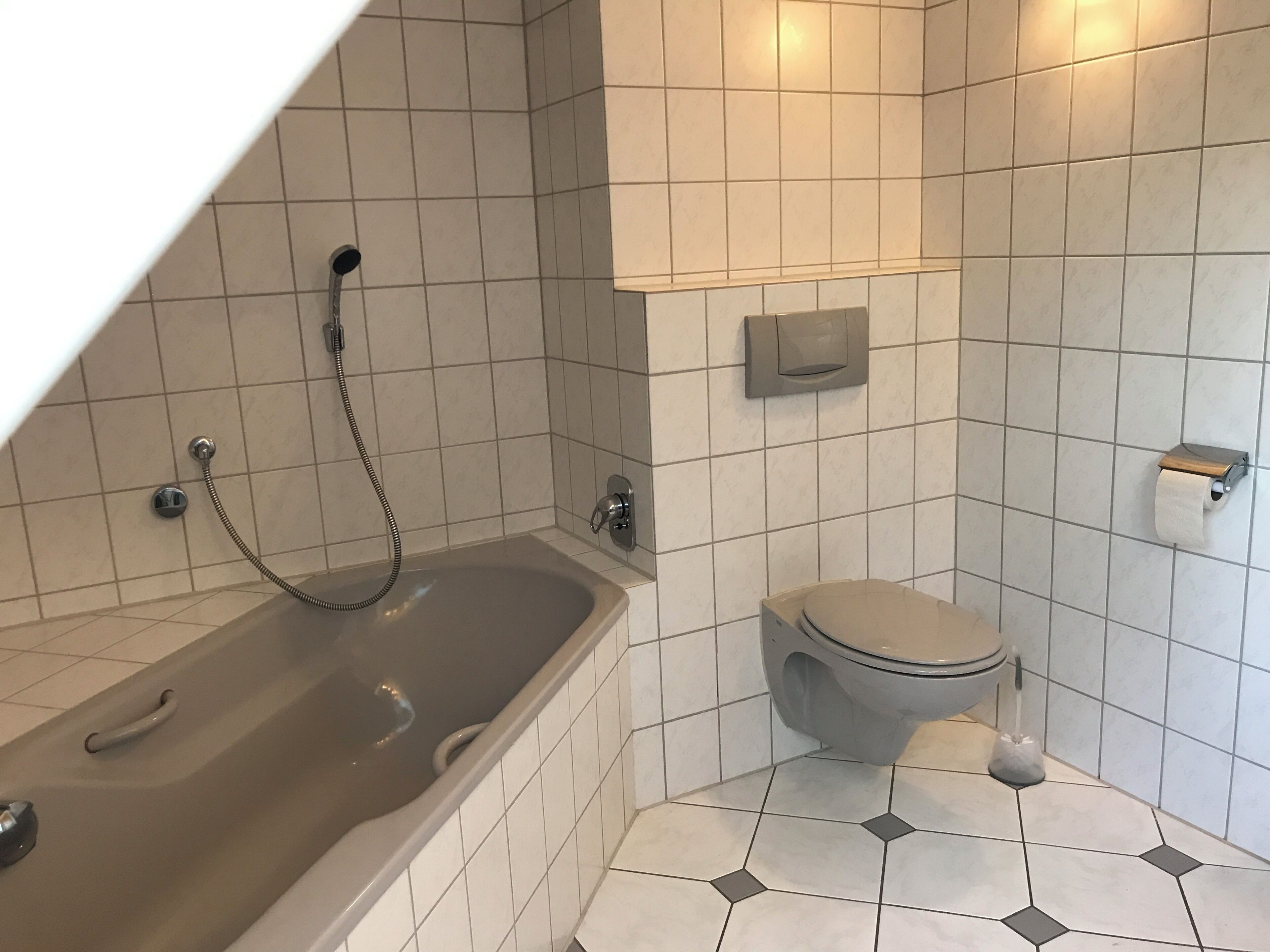 Douche, sèche-cheveux, serviettes fournies, savon