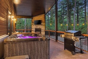 Terrace/patio - Modern Cabin w/ Hot Tub, Fire Pit, Playground & Sleeps 8 (Broken Bow)