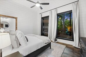 3 bedrooms, WiFi, bed sheets - Modern Cabin w/ Hot Tub, Fire Pit, Playground & Sleeps 8 (Broken Bow)