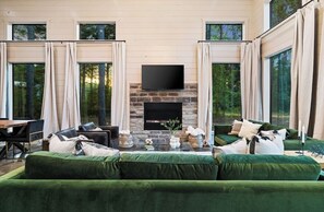 Living area - Modern Cabin w/ Hot Tub, Fire Pit, Playground & Sleeps 8 (Broken Bow)