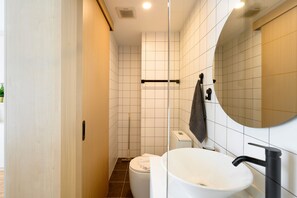 Dusche, Haartrockner, Handtücher, Seife