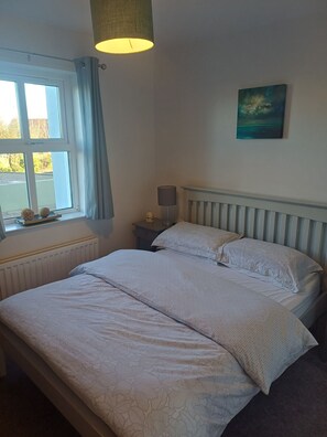 1 bedroom, iron/ironing board, bed sheets - Quayside Nook on the shore of Strangford (Killyleagh)