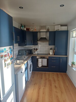 Fridge, microwave, oven, dishwasher - Quayside Nook on the shore of Strangford (Killyleagh)