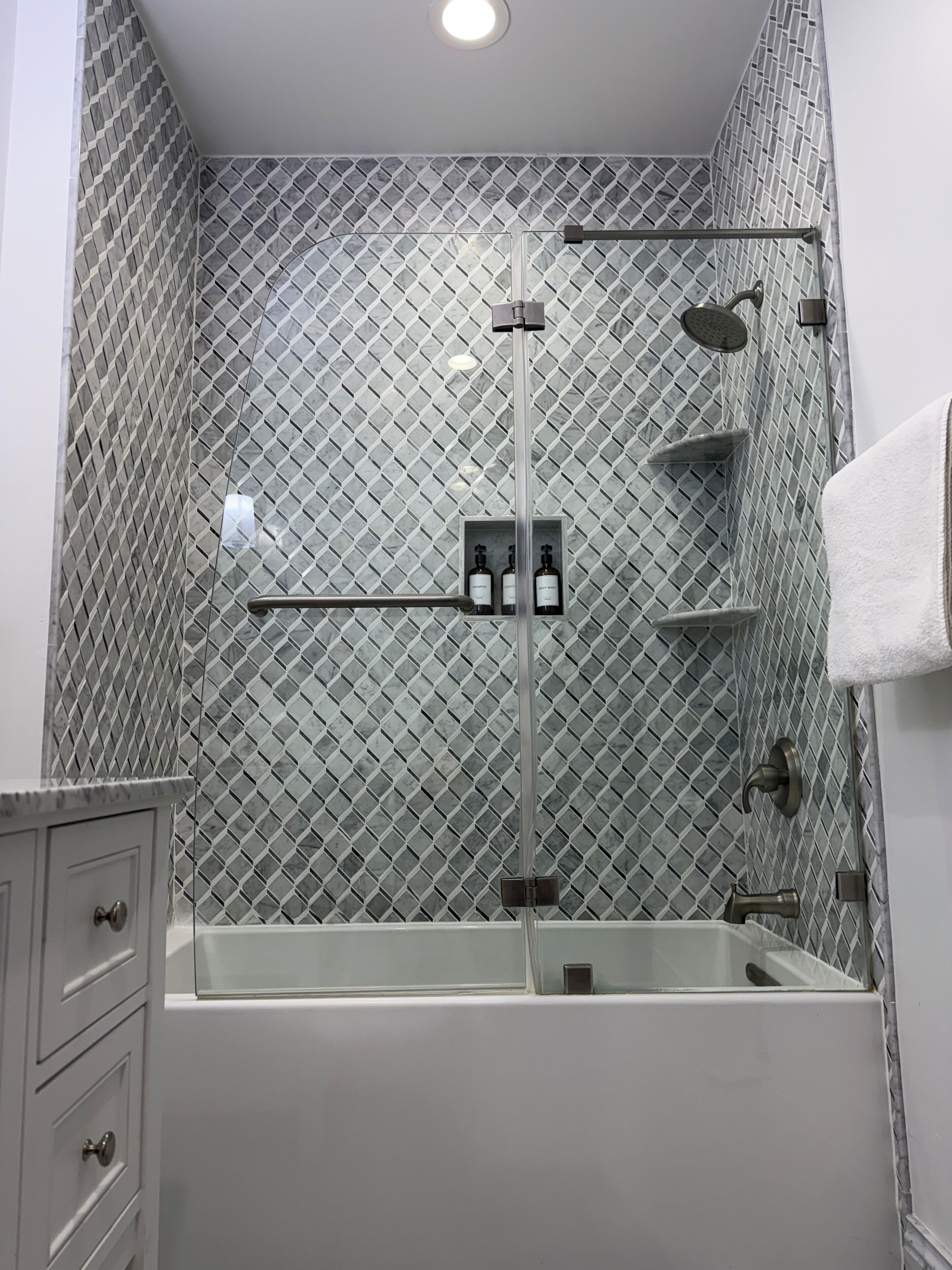 Sèche-cheveux, serviettes fournies, savon, papier toilette