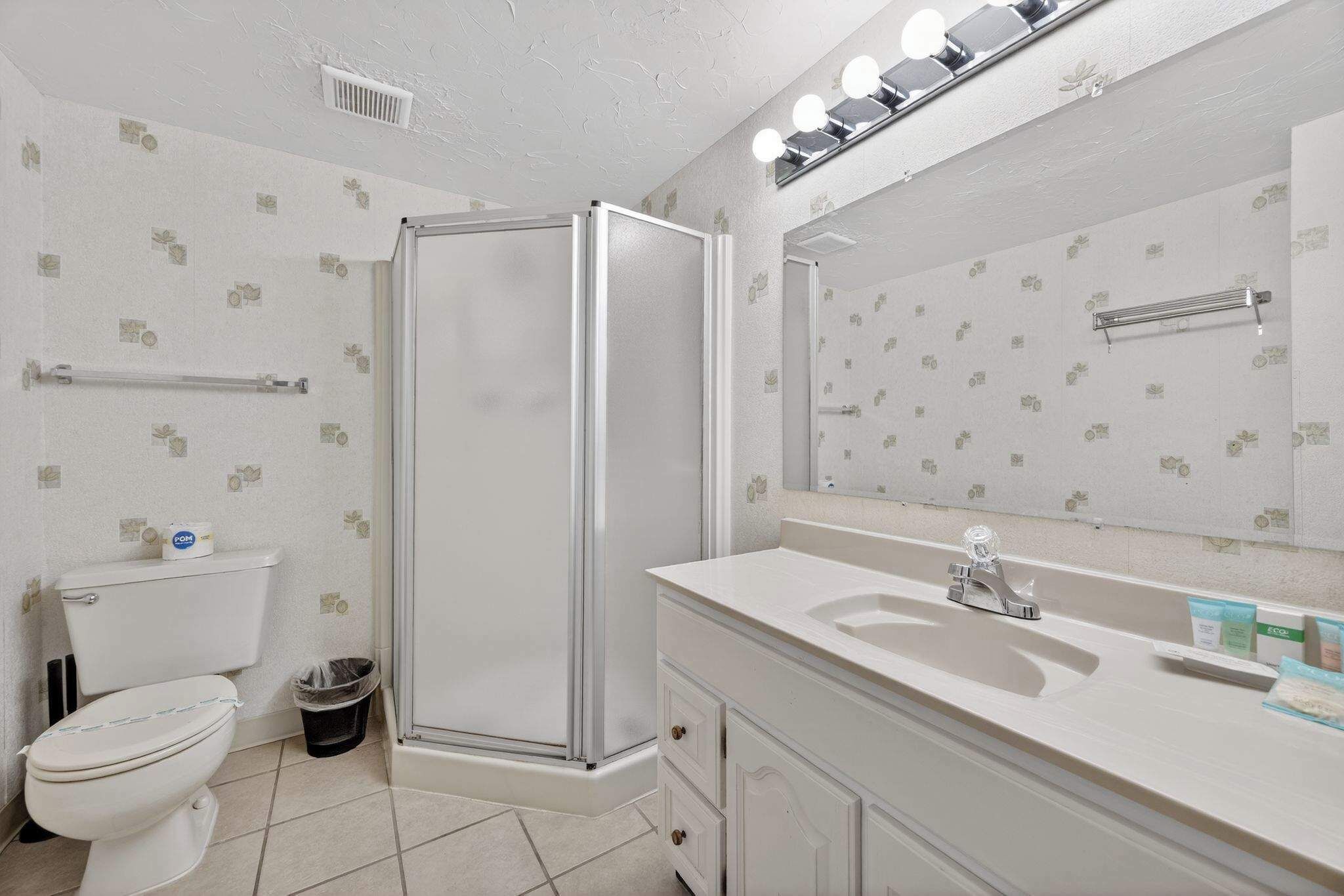 Shower, hair dryer, towels, shampoo