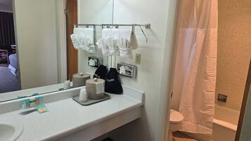 Dusche, Haartrockner, Handtücher, Shampoo