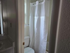 Dusche, Haartrockner, Handtücher, Shampoo