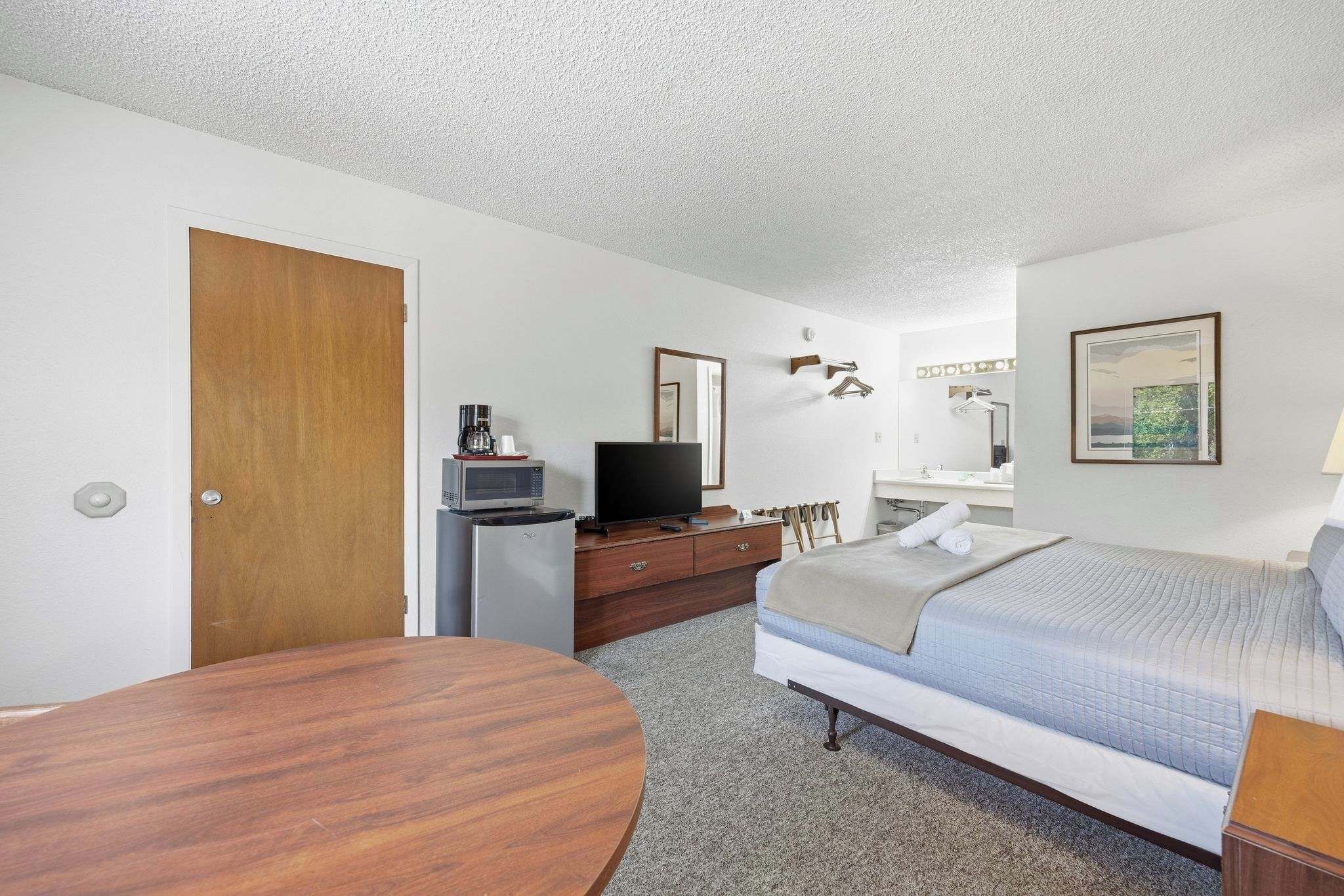 Desk, internet, bed sheets