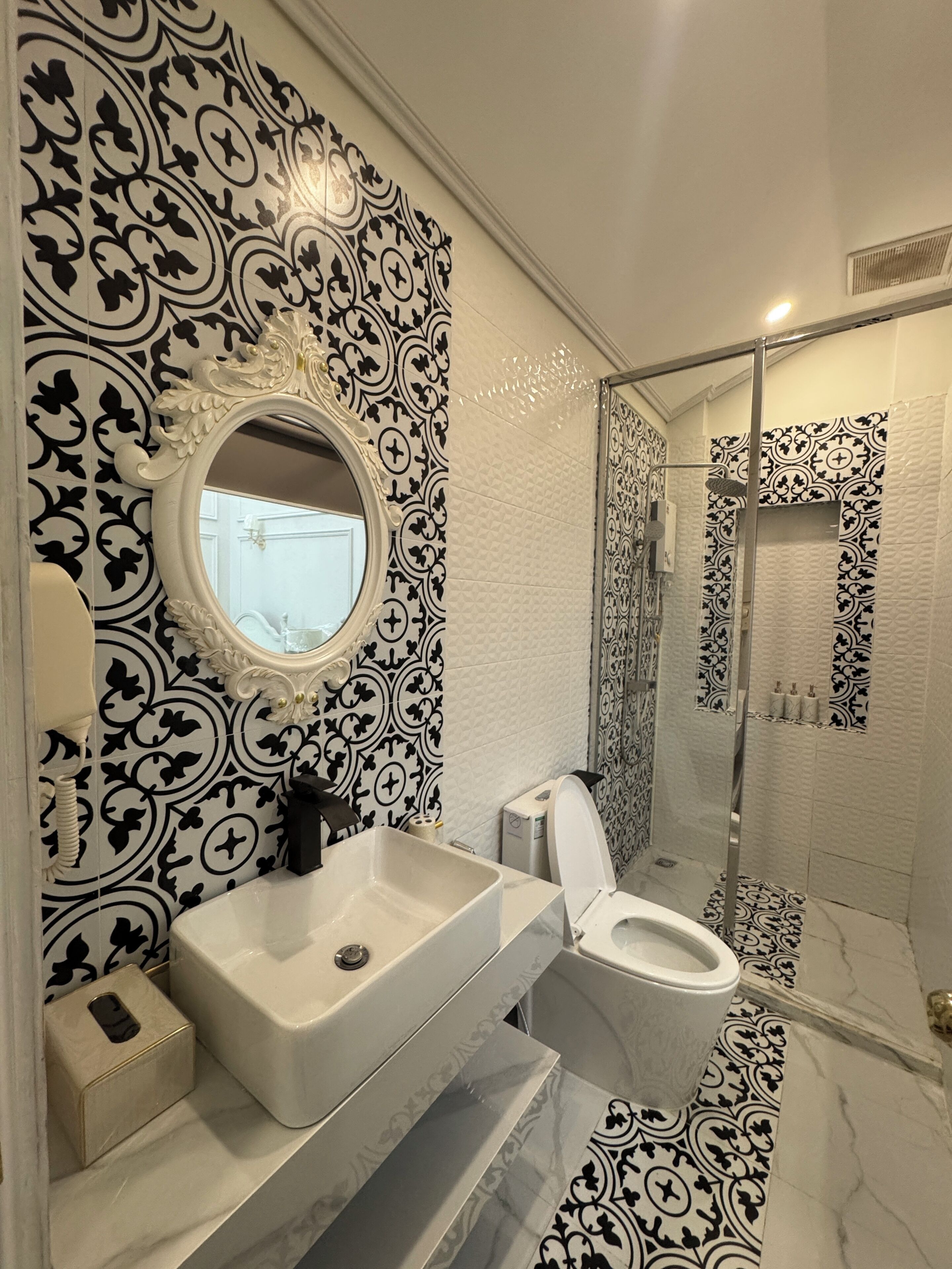 Deluxe Double Room | Bathroom | Shower, free toiletries, hair dryer, slippers