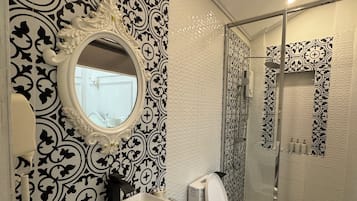 Deluxe tweepersoonskamer | Badkamer | Een douche, gratis toiletartikelen, een haardroger, pantoffels