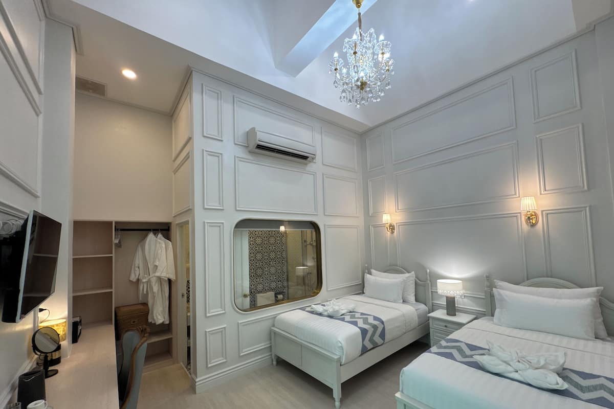 Luxury Twin Room | Desk, laptop workspace, free WiFi