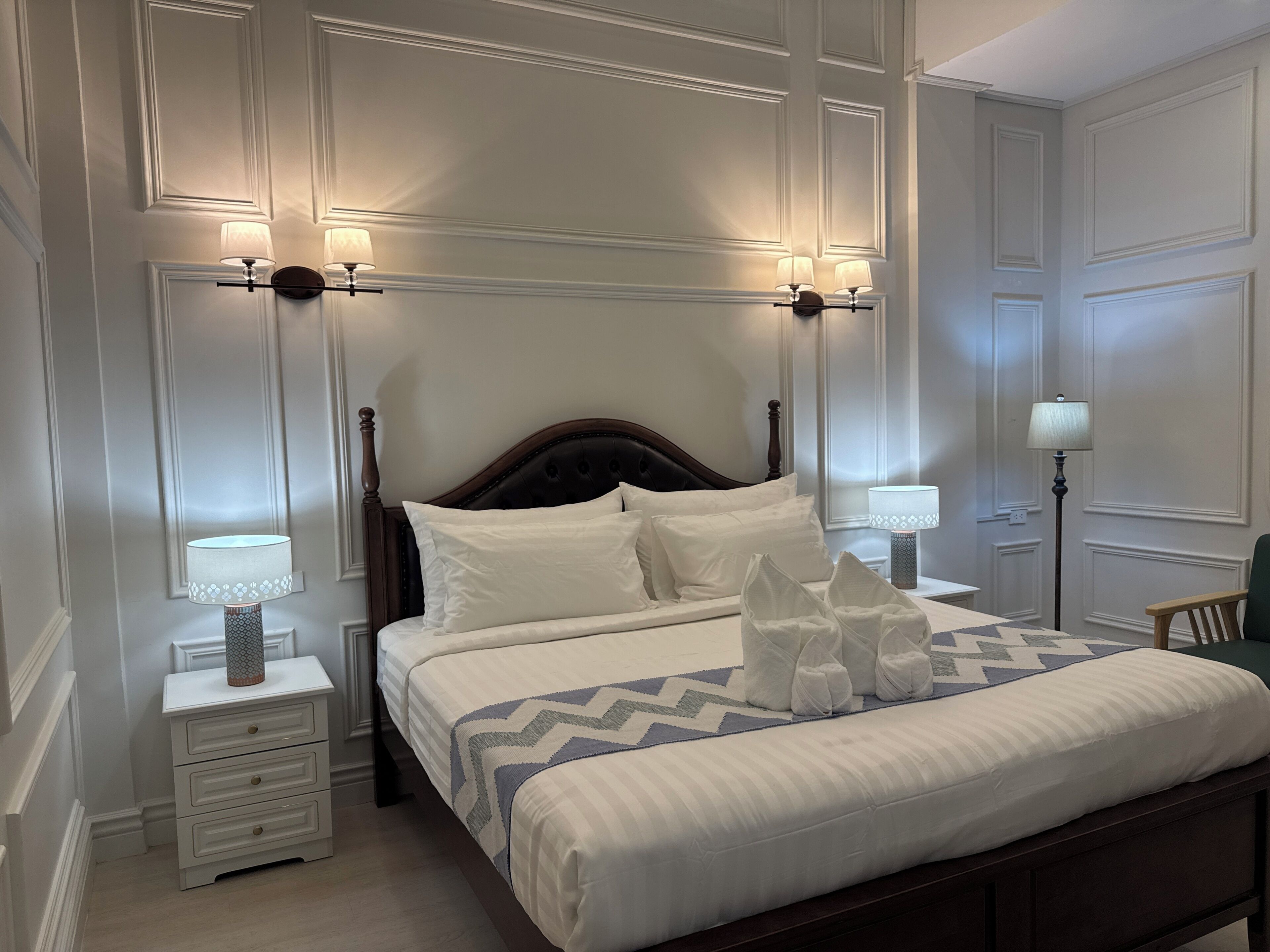 Quarto casal luxo | Escrivaninha, espaço de trabalho para notebook, Wi-Fi de cortesia