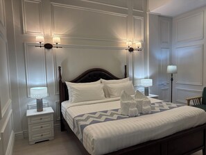 Quarto casal luxo | Escrivaninha, espaço de trabalho para notebook, Wi-Fi de cortesia