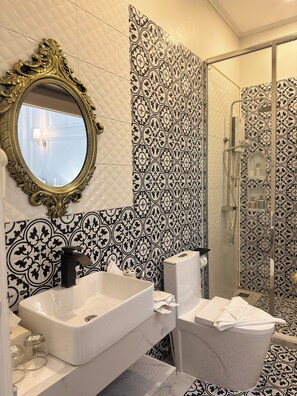 Quarto duplo superluxo | Banheiro | Chuveiro, produtos de toalete grátis, secador de cabelo, chinelos