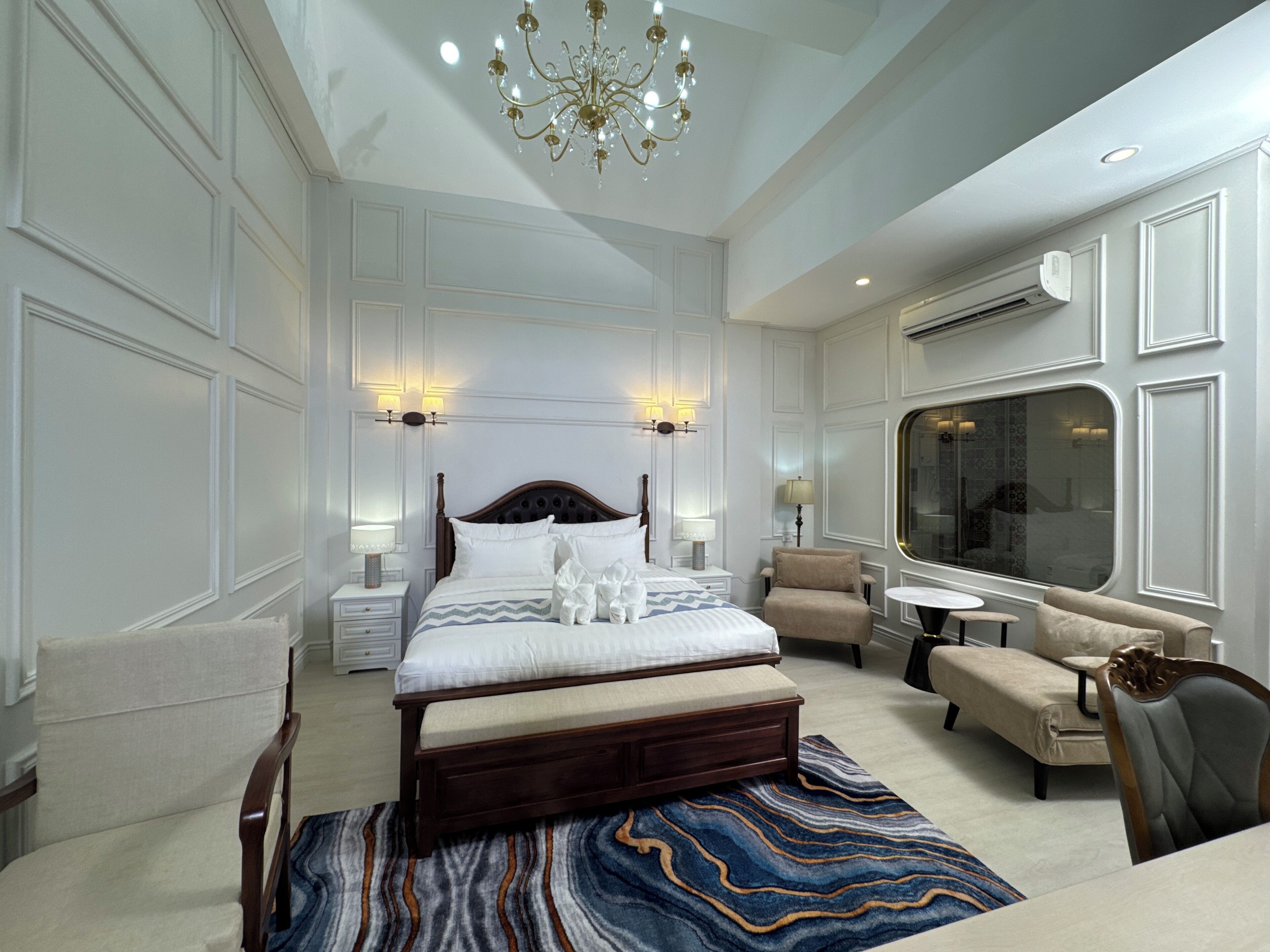 Quarto casal superluxo, varanda, vista para o pátio | Escrivaninha, espaço de trabalho para notebook, Wi-Fi de cortesia