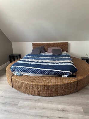 Tabla de planchar con plancha, wifi y ropa de cama 