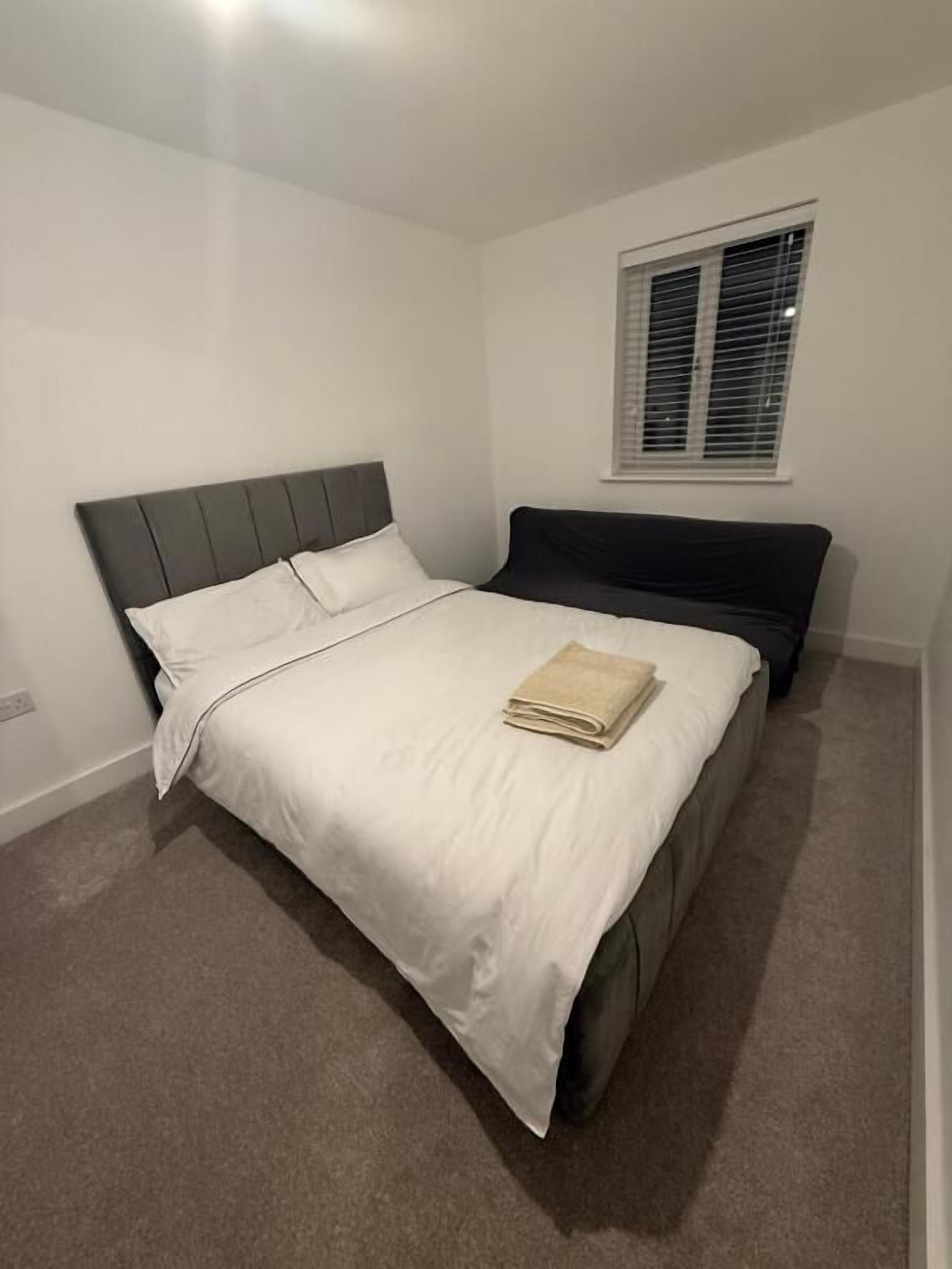 2 bedrooms, iron/ironing board, internet, bed sheets