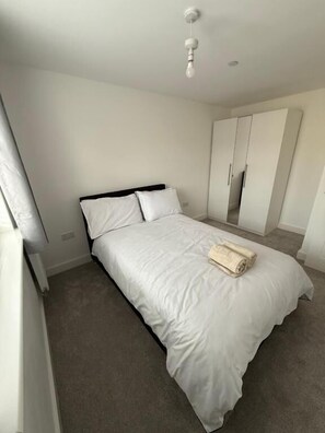 Room - Charming 2-Bedroom House Rental in Newport, UK (Newport)