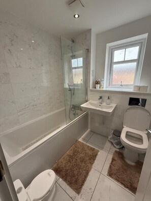 Bathroom - Charming 2-Bedroom House Rental in Newport, UK (Newport)