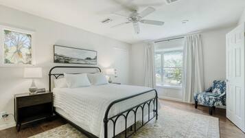 3 habitaciones, escritorio y tabla de planchar con plancha