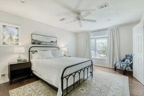 3 habitaciones, escritorio y tabla de planchar con plancha 
