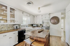 Fridge, microwave, oven, stovetop - Charming Georgetown Stay | Walk to Square (Georgetown)