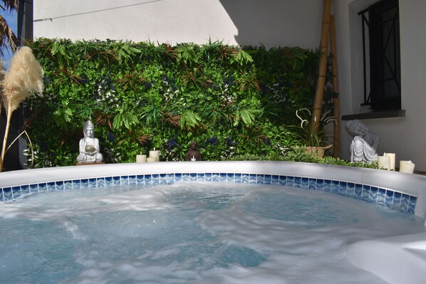 Outdoor spa tub