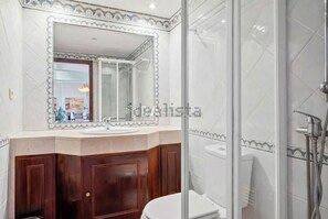 Secador de cabelo, toalhas de banho, papel higiênico 