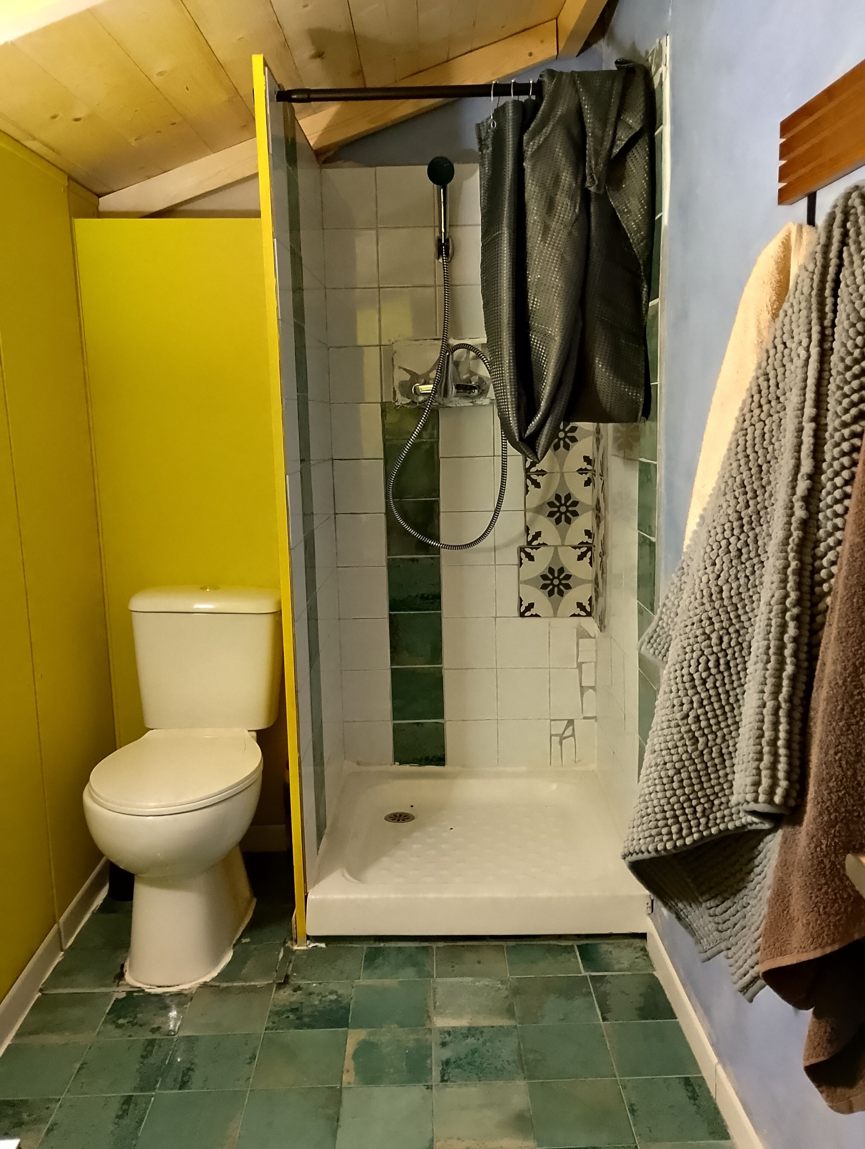 Douche, serviettes fournies, savon, papier toilette