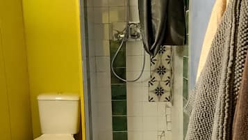 Douche, serviettes fournies, savon, papier toilette