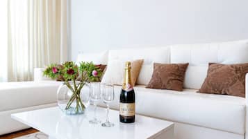 Apartment, 1 Bedroom, Accessible, Balcony | Living room
