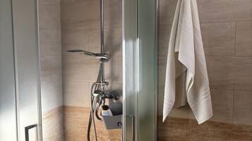 Doccia, asciugacapelli, bidet, asciugamani