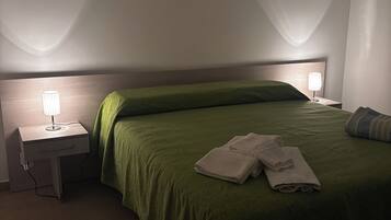 1 Schlafzimmer, Reisekinderbett, Bettwäsche