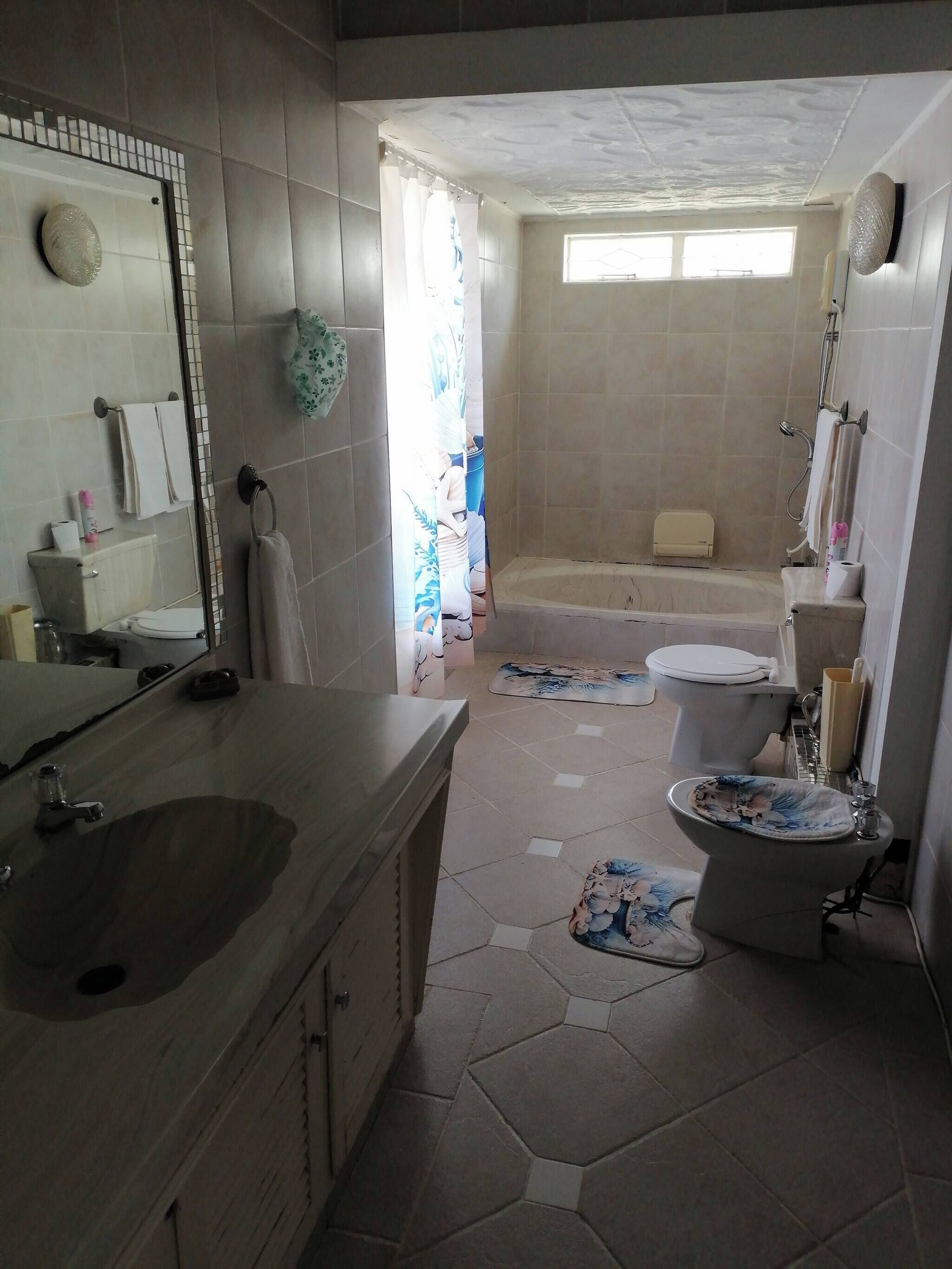 Een douche, een haardroger, handdoeken