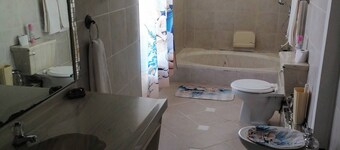 Charming B&B Retreat in Viljoenskroon with Private Entrance
