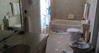 Charming B&B Retreat in Viljoenskroon with Private Entrance