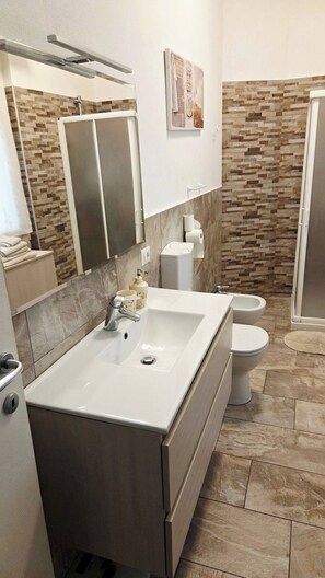 Bathroom - Charming Central Apartment Near Lake Maggiore in Arona (Arona)