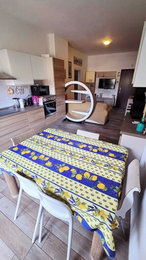 Dining - Charming Central Apartment Near Lake Maggiore in Arona (Arona)
