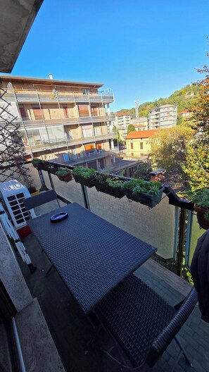 Outdoor dining - Charming Central Apartment Near Lake Maggiore in Arona (Arona)