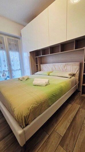 Room - Charming Central Apartment Near Lake Maggiore in Arona (Arona)