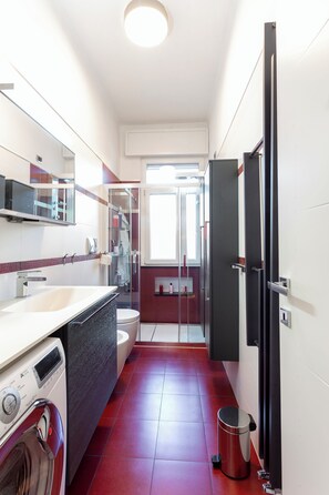 Dusche, umweltfreundliche Kosmetikartikel, Haartrockner, Handtücher