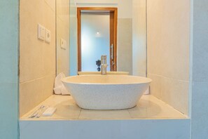 Shower, hair dryer, towels, toilet paper - Uma Grant Villa 1-bedroom Villa in beautiful Canggu with AC (Canggu)